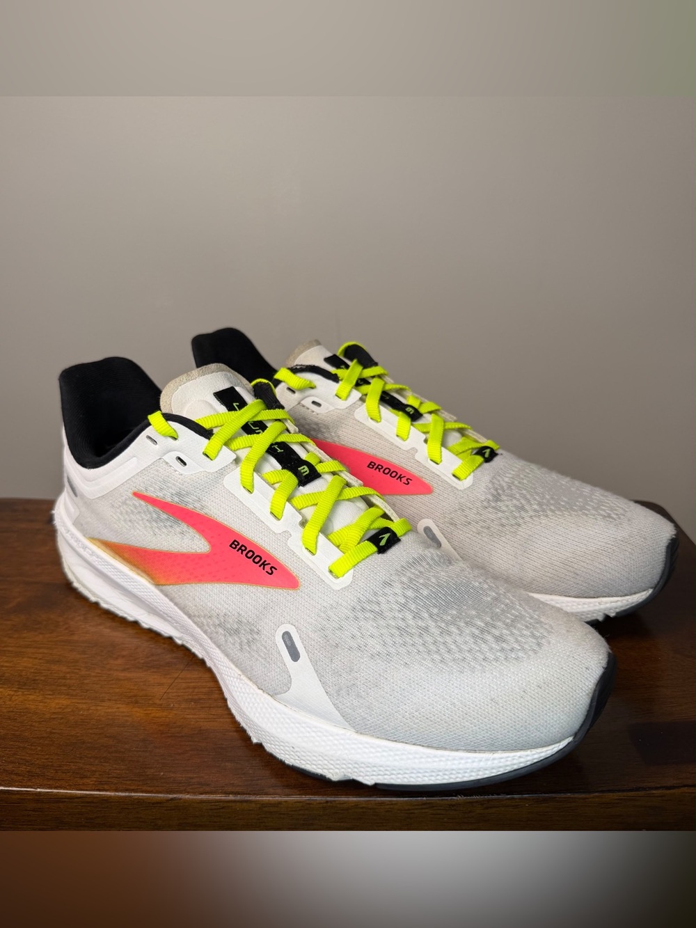 Brooks Launch 9 Men’s Running Shoes Size 10.5 D White Pink Nightlife 1103861D148